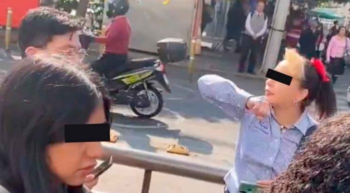#VIDEO || Mujer detenida por presuntamente pinchar a un usuario del Metro en CDMX
