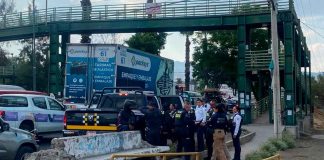 Joven intenta aventarse de un puente y Policía Morelia evita tragedia
