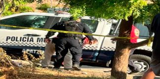 Criminales atacan a balazos a policías municipales de Apatzingán; preliminar un comandante muerto