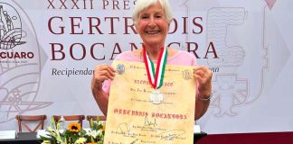 Julio Arreola entrega la XXXII Presea Gertrudis Bocanegra a la Dra. Ilse Brunner