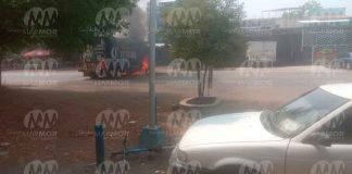 #VIDEO | Narcoenfrentamientos dejan al menos 6 vehículos quemados en bloqueos carreteros en Tierra Caliente