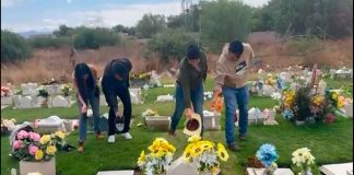 #VIDEO || Hermanos bailan El Ratón Vaquero frente a la tumba de su mamá y nos rompen el corazón, se nos metió una basurita en el ojo no estamos llorando.