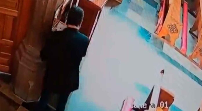 #VIDEO || Captan a hombre robando las limosnas de una iglesia en #México; autoridades buscan al responsable