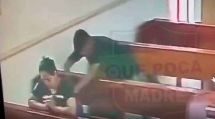 #VIDEO || Fingía rezar y roba bolso de una mujer dentro de una iglesia en #México