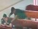 #VIDEO || Fingía rezar y roba bolso de una mujer dentro de una iglesia en #México