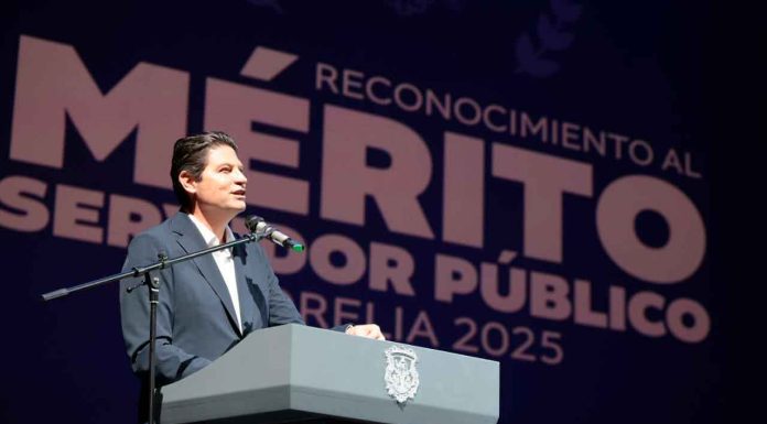 Premia gobierno de Alfonso Martínez a trabajadores destacados