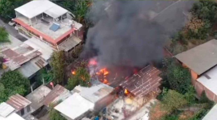 Incendio consume inmueble en el Centro de Uruapan