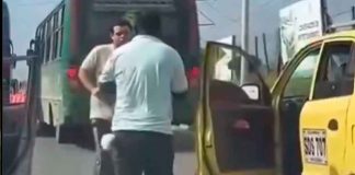 #Video | Hombre tira basura en plena carretera y desata una pelea