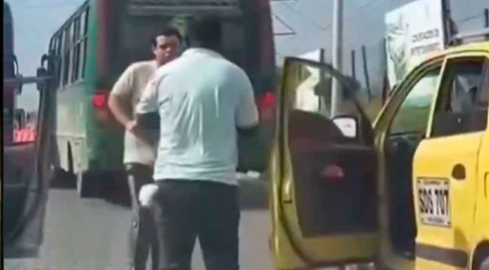 #Video | Hombre tira basura en plena carretera y desata una pelea