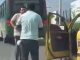 #Video | Hombre tira basura en plena carretera y desata una pelea