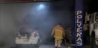 #Video | Incendio de taxi moviliza a cuerpos de emergencia en Apatzingán