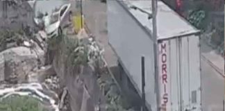 #Video | Conductora sobrevive tras caer al Río Hondo #Naucalpan