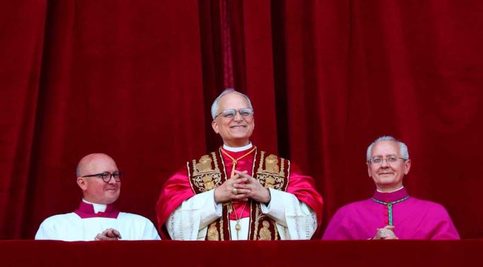 Escena de “El Habitante” se viraliza por mención a la muerte del Papa León XIV