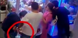 #Video | Padres meten a su hija en máquina de peluches para robárselos