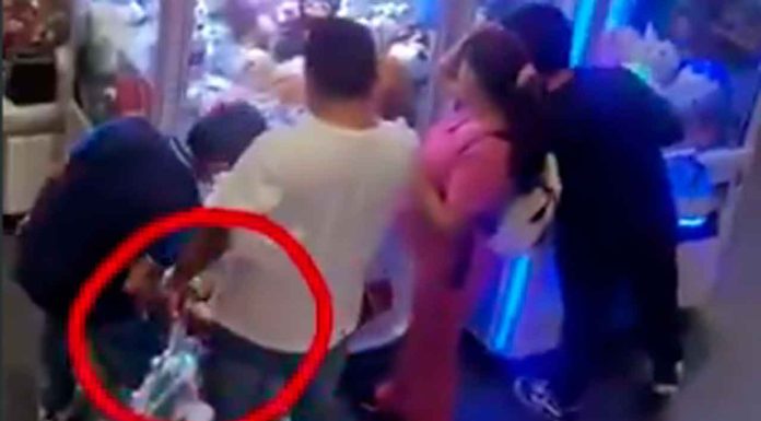 #Video | Padres meten a su hija en máquina de peluches para robárselos