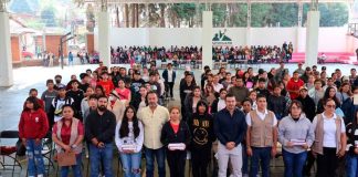 Julio Arreola encabeza entrega de becas Benito Juárez a jóvenes de Pátzcuaro