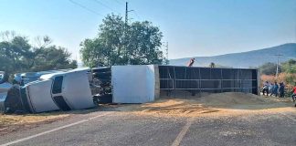Tráiler cargado con aserrín se vuelca y bloquea completamente la carretera Puruándiro-Villachuato