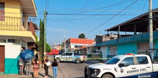 Motosicarios asesinan a una mujer por fuera de escuela particular, en Uruapan