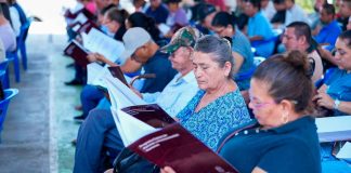 Entrega Gladyz Butanda escrituras a familias de Buenavista