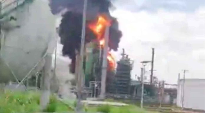 #Video | Incendio suspende operaciones en refinería de esmeraldas
