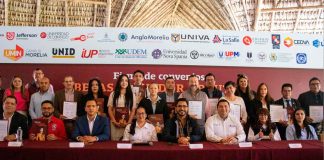 Alexis Velázquez firma convenio de becas en apoyo a estudiantes de Huandacareo