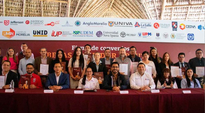 Alexis Velázquez firma convenio de becas en apoyo a estudiantes de Huandacareo