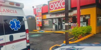 Mujer muere dentro de un Oxxo en Uruapan; presumen infarto fulminante