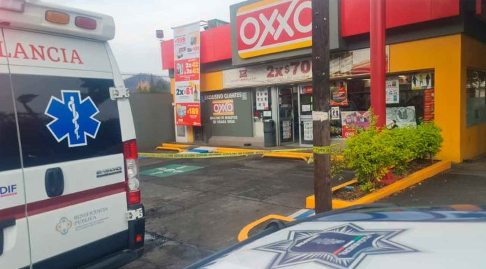 Mujer muere dentro de un Oxxo en Uruapan; presumen infarto fulminante