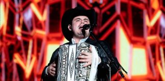 #Video | Alfredo Olivas y su tropiezo en concierto por correr como Naruto