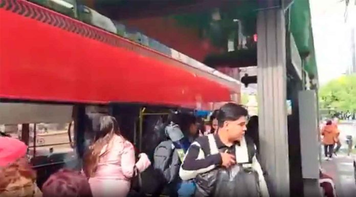 #VIDEO || Suspensión del servicio de Metrobús en la Glorieta de Colón por bloqueos de la CNTE