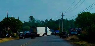 Policías emboscados en carretera de Tingüindín; dos de ellos fallecidos, se reporta la quema de un vehículo