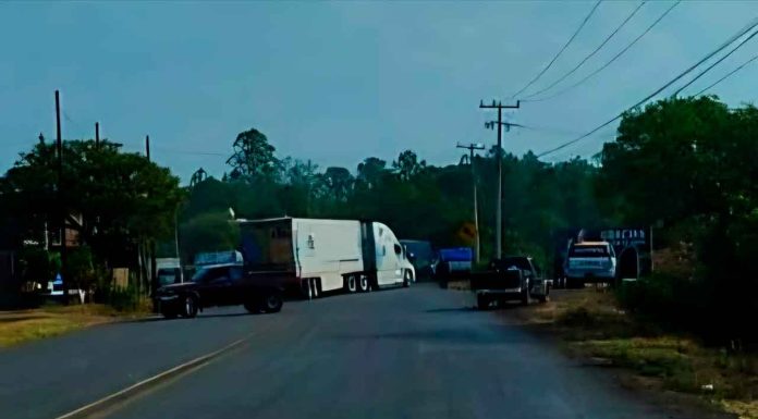 Policías emboscados en carretera de Tingüindín; dos de ellos fallecidos, se reporta la quema de un vehículo