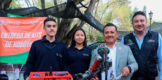 Torres Piña entrega equipo tecnológico a estudiantes del Cecytem rumbo a Mundial de Robótica