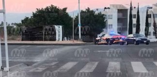 Vuelca camión de pasajeros en el fraccionamiento Camponubes, Morelia