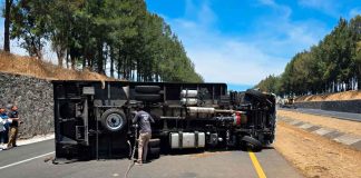 #VIDEO | Vuelca camión de carga cerca de la caseta de Panindícuaro, en la México – Guadalajara
