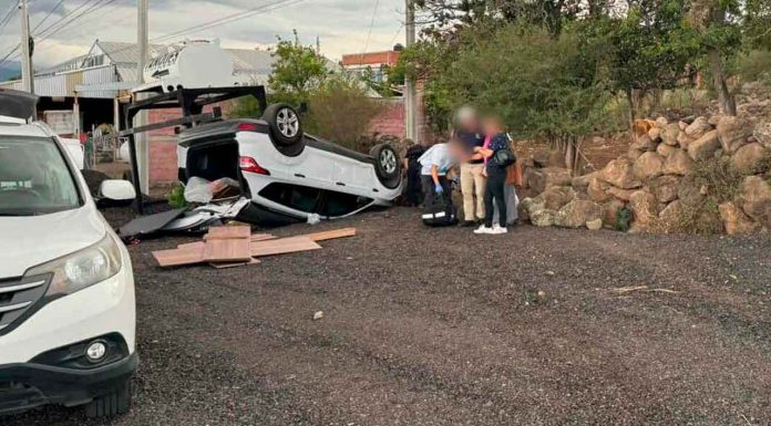 Volcadura de camioneta deja dos mujeres y una bebé heridas en la Morelia-Pátzcuaro