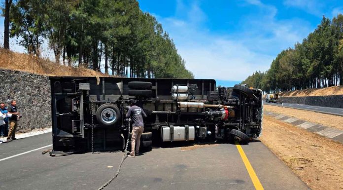 #VIDEO | Vuelca camión de carga cerca de la caseta de Panindícuaro, en la México – Guadalajara