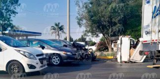 #VIDEO | Se registra volcadura de camioneta en el periférico de Morelia