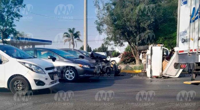 #VIDEO | Se registra volcadura de camioneta en el periférico de Morelia