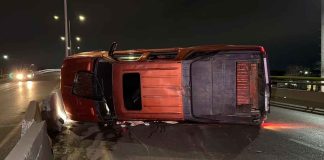 #EnMéxico: Vuelca su auto tras salir de un motel a exceso de velocidad, pues su esposa le estaba llamando