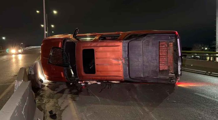 #EnMéxico: Vuelca su auto tras salir de un motel a exceso de velocidad, pues su esposa le estaba llamando