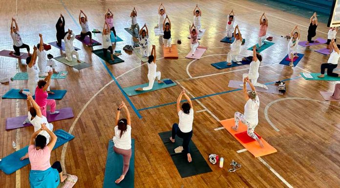 DIF Zamora promueve bienestar con mega clase de yoga en El Chamizal