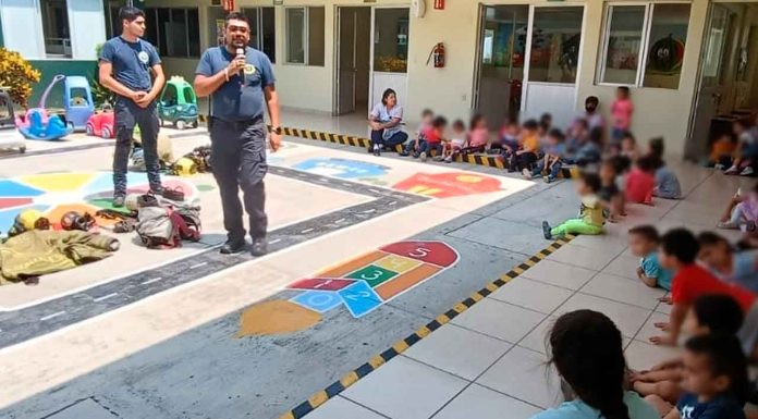 Bomberos de Zamora enseñan su labor a niños de la Guardería FENASIB