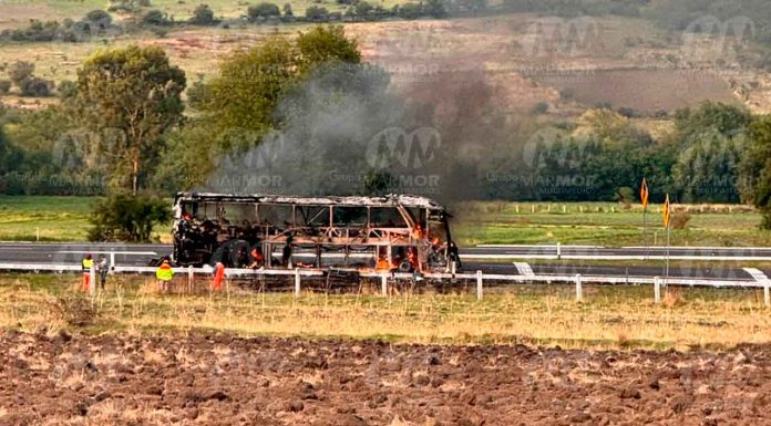 Arde autobús de pasajeros en la México-Guadalajara