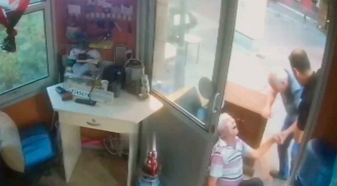 #VIDEO || Tragedia doble mueren dos taxistas de un infarto en la misma parada