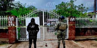 Ejecutan a un hombre sobre la carretera Arteaga-Lázaro Cárdenas; agresores escaparon