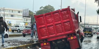 Camión se hunde en socavón en el Periférico de Morelia tras intensas lluvias