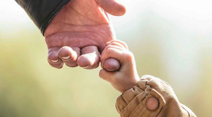 Abuela intenta vender a su nieto de 3 años por más de 220 mil pesos