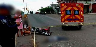 Adulto mayor muere, tras se atropellado por adolescente motociclista
