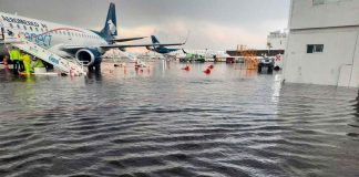 #VIDEO || Inundación en inmediaciones del AICM: ¿viaje en avión o en lancha?